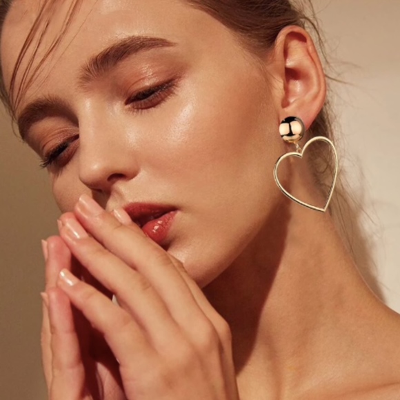 Round Dot Hollow Heart Gold Hoop Earrings - Picture 3 of 8